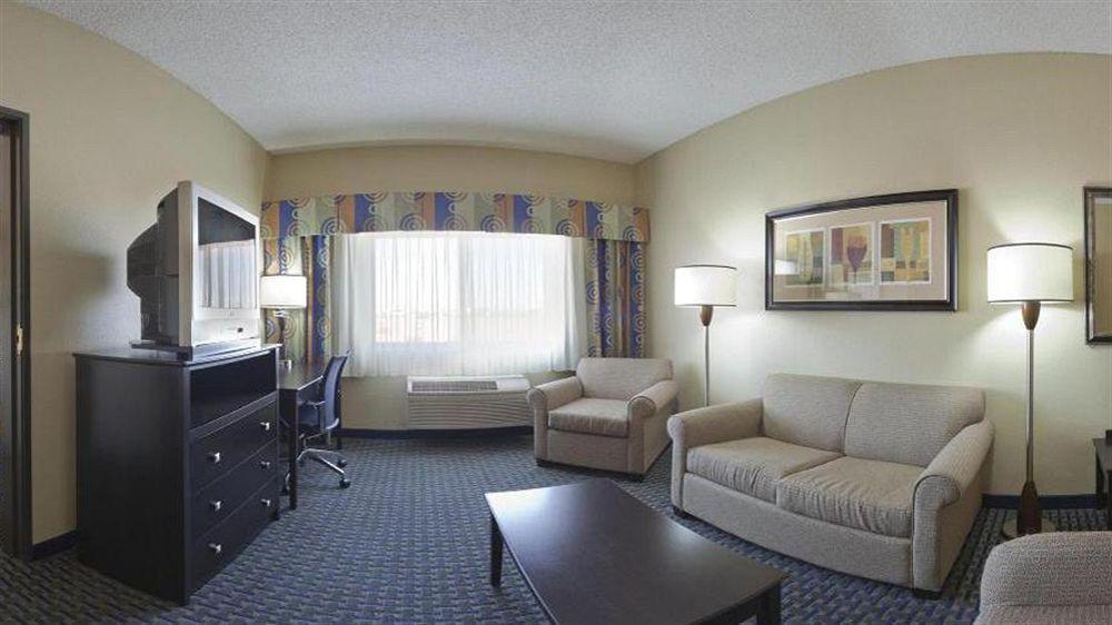Holiday Inn Express & Suites Phoenix/Chandler Exterior photo