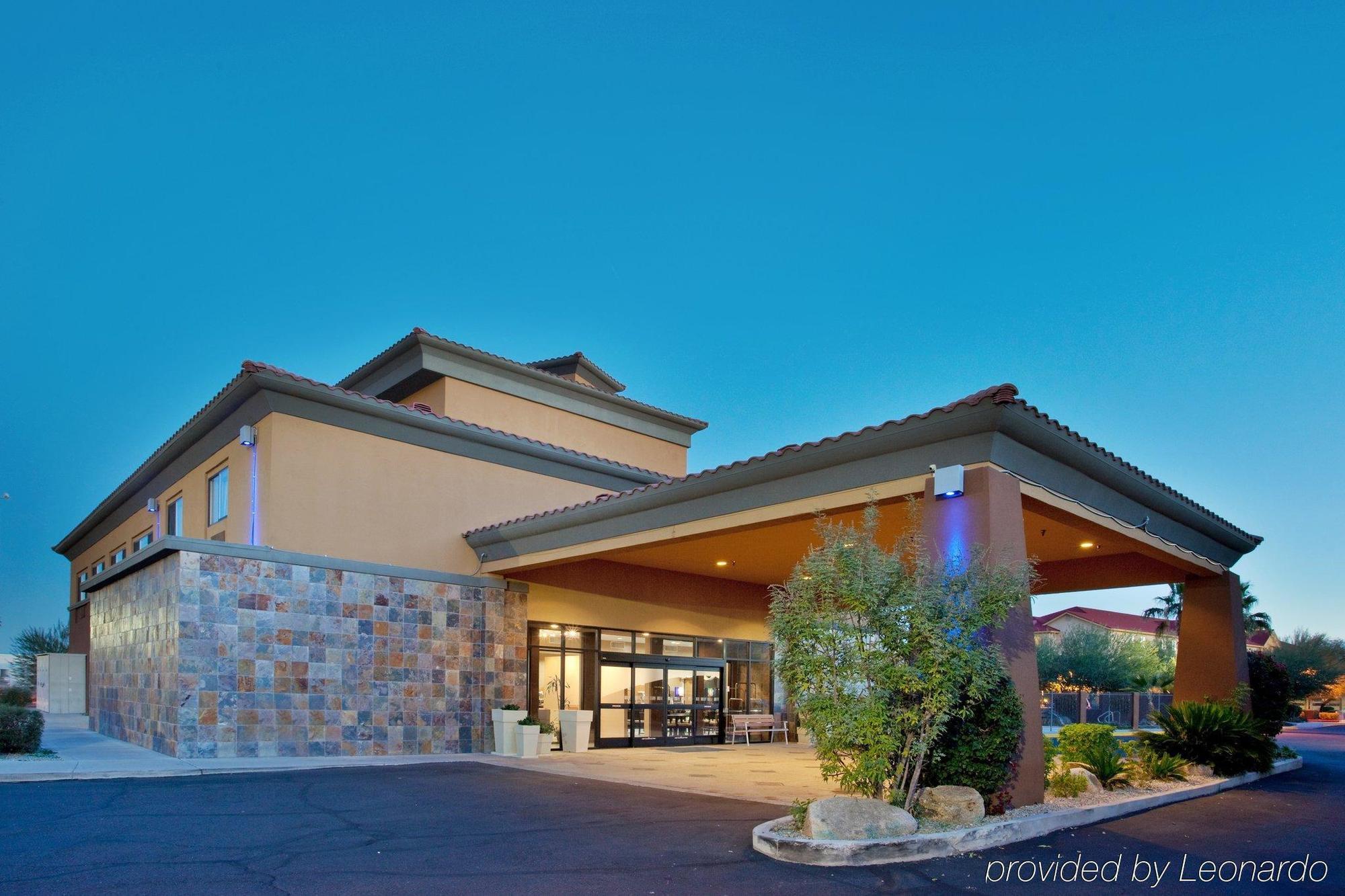 Holiday Inn Express & Suites Phoenix/Chandler Exterior photo