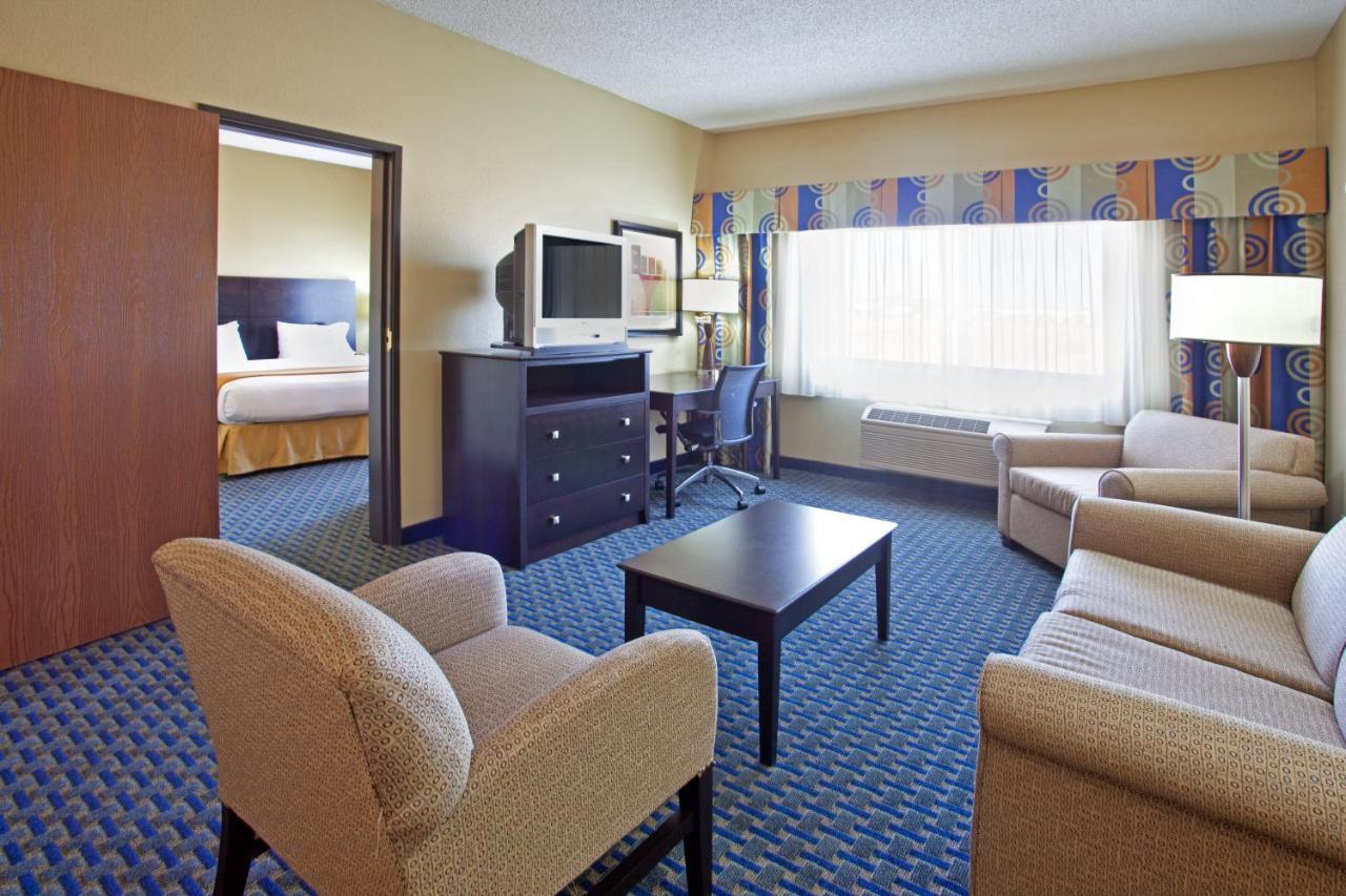 Holiday Inn Express & Suites Phoenix/Chandler Exterior photo